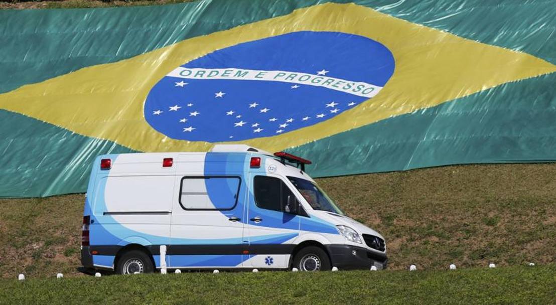 L&#39;ambulanza che ha portato Neymar all&#39;elicottero. Reuters